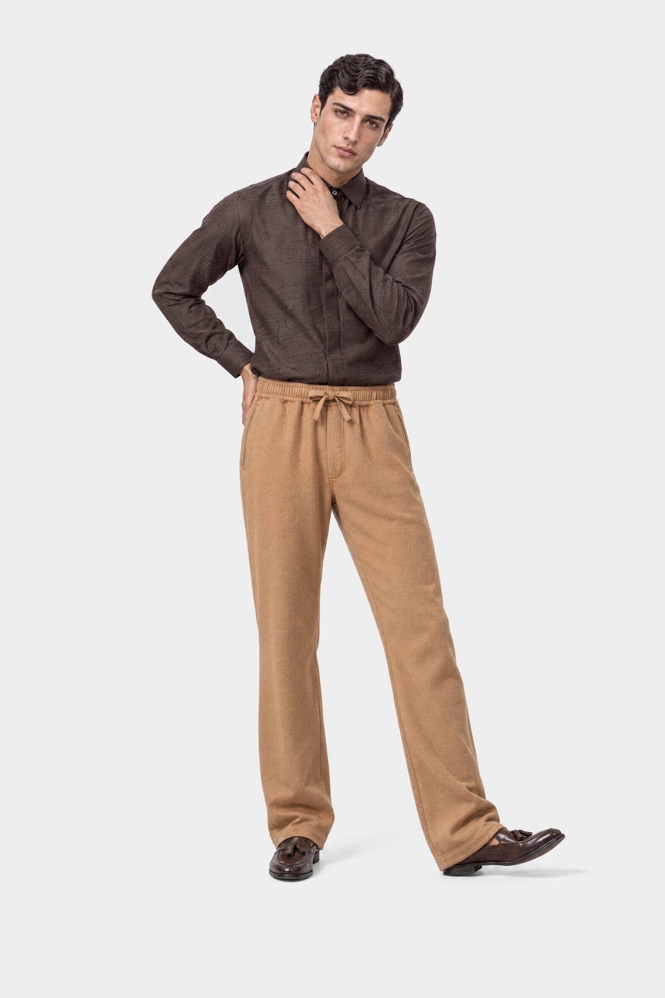 Particolare della camicia marrone